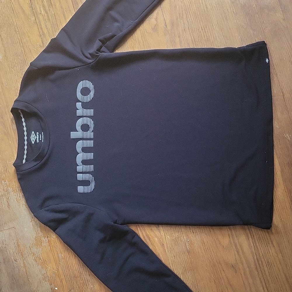 Umbro small longsleeve shirt. Black and grey.